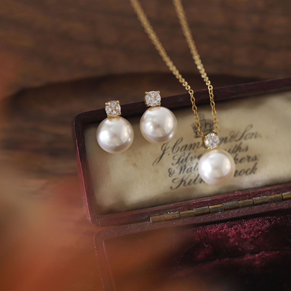Demi Pearl & Crystal Pendant Chain