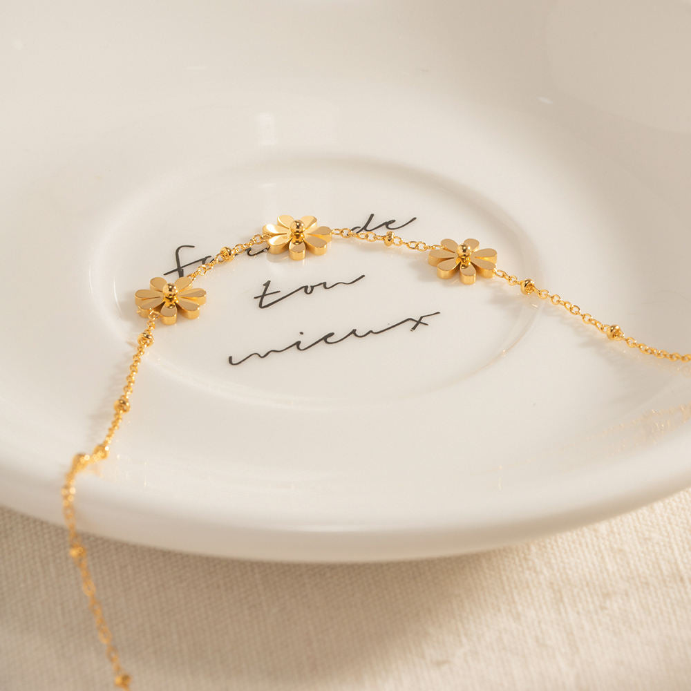 Triple Daisy Charm Necklace